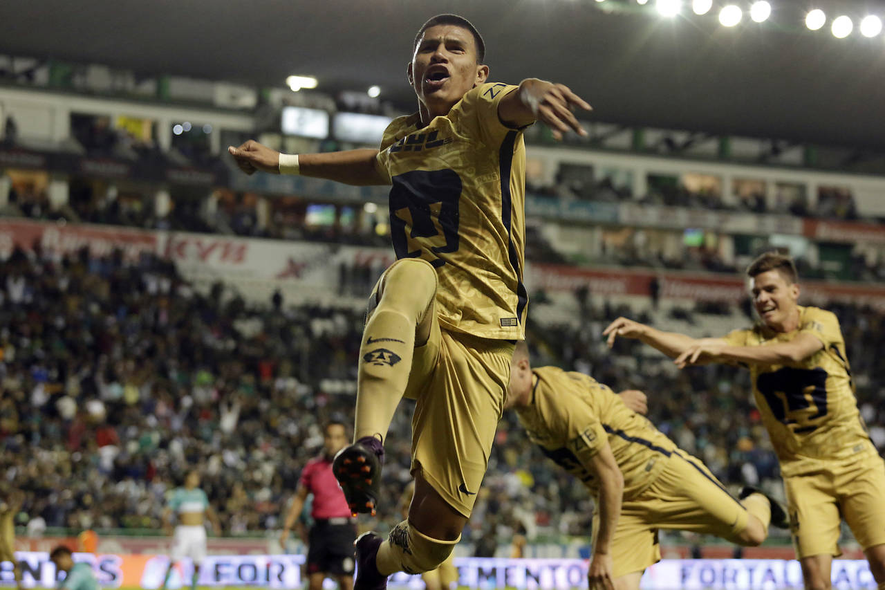 Jesus Gallardo, del Pumas, en el festejo de su gol durante el juego de la jornada 3 del Torneo Clausura 2017 en el Estadio Nou Camp. (Jam Media)