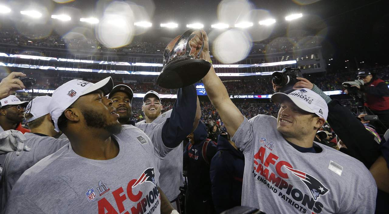 Los jugadores de Nueva Inglaterra pudieron levantar el trofeo que los acredita como los campeones de la AFC. (EFE)