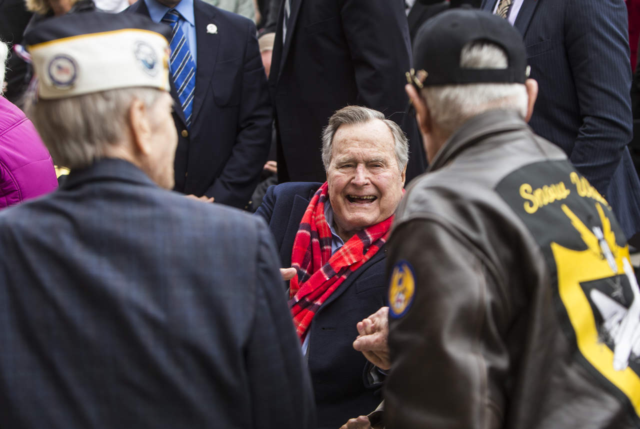 El expresidente Bush salió este lunes de la Unidad de Cuidados Intensivos pero permanecerá internado en el hospital por ahora. (ARCHIVO)