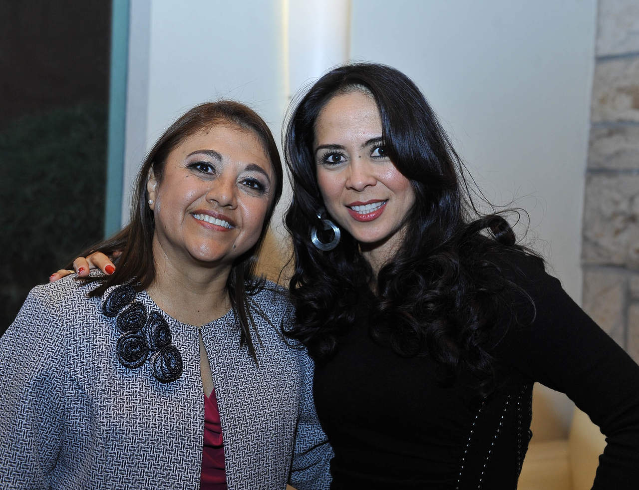Sandra Ontiveros de Nevárez, presidenta entrante, y Elizabeth
Luna de Martínez, presidenta saliente