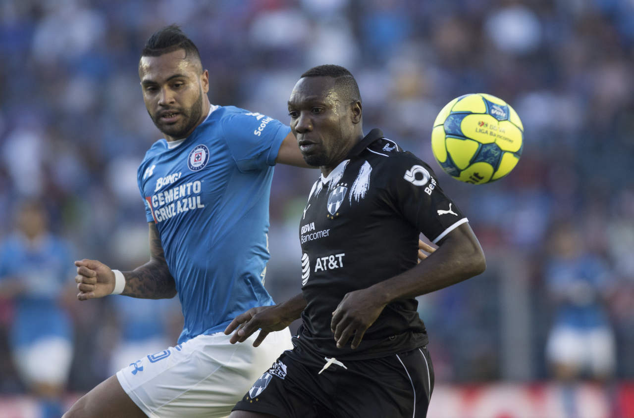Walter Ayoví (d) salió expulsado al minuto 58 en el empate entre Cruz Azul y Monterrey. (Jam Media)