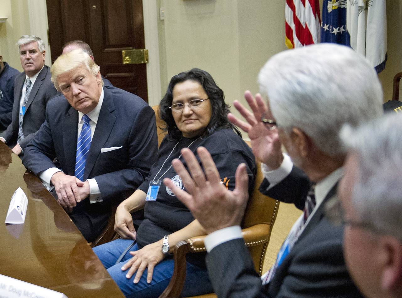 Junta. Trump en su primer día de trabajo asiste a una reunión con líderes sociales. 