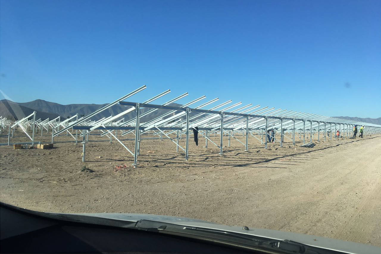 Poco. La instalación de bases que sostendrán las celdas solares se lleva 25 por ciento de avance.