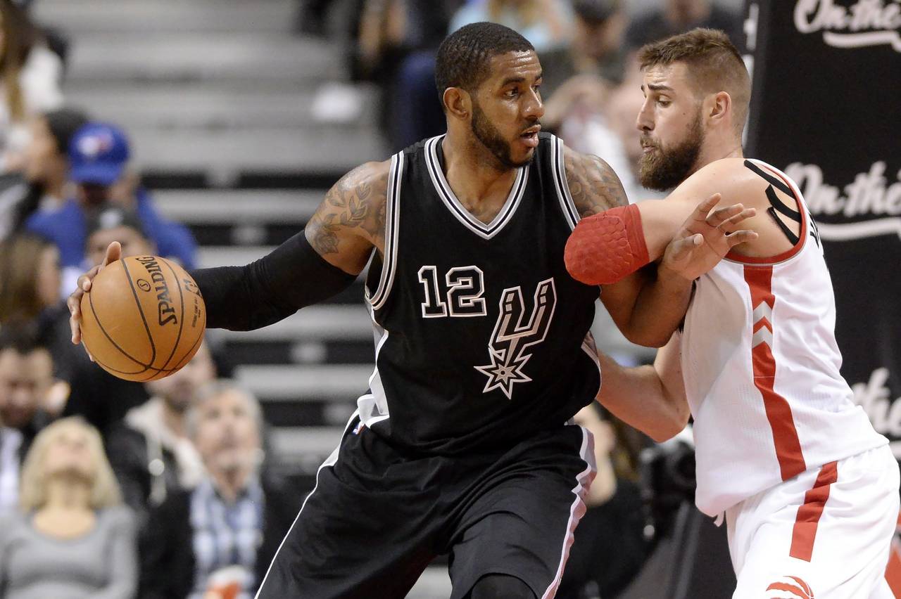 LaMarcus Aldridge (i) anotó 21 puntos en la victoria 108-106 de los Spurs sobre Raptors de Toronto. Spurs logra quinto triunfo consecutivo