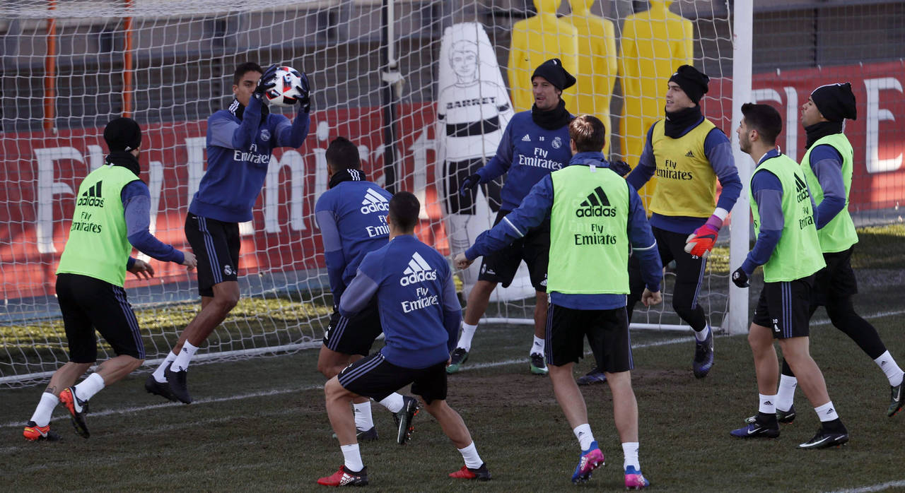 Los jugadores del Real Madrid, durante el entrenamiento que realizaron ayer en Valdebebas para preparar el partido de vuelta de los cuartos de final de la Copa del Rey, que disputarán frente al Celta en Balaídos. (EFE)