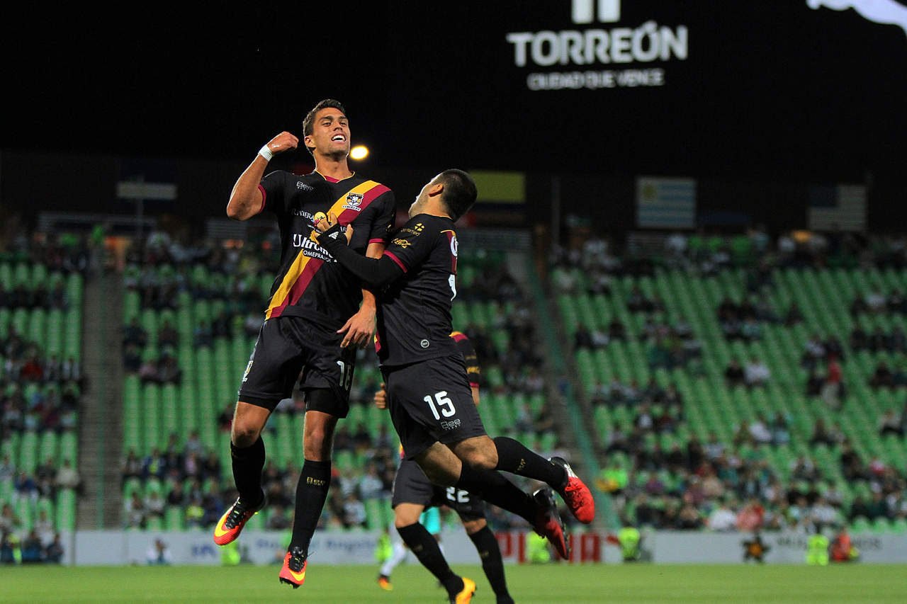 Daniel Ríos, del Coras FC, celebra su gol, el primero de su equipo en el estadio Corona, en el partido de ayer. (Jam Media)