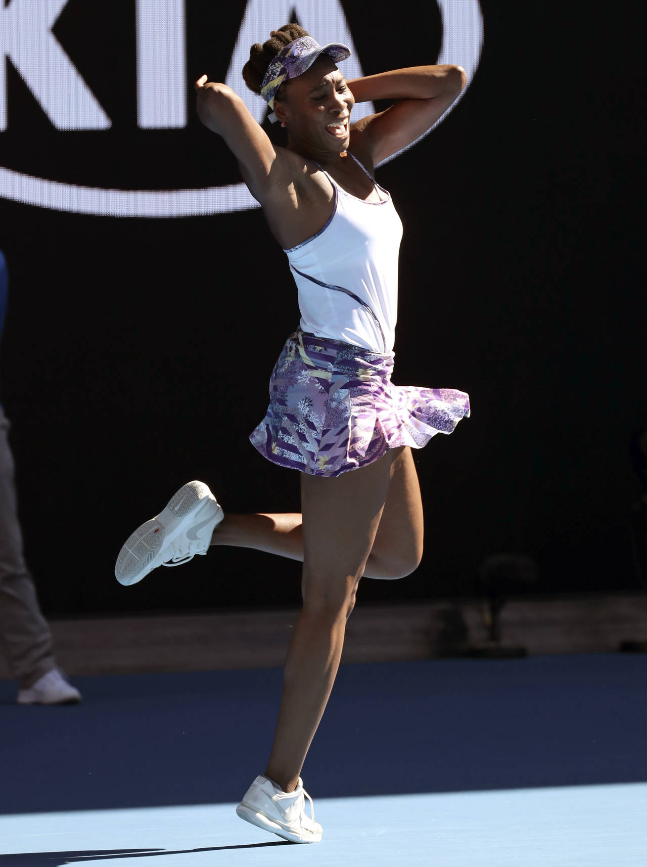 Venus Williams celebra luego de vencer 6-7, 6-2, 6-3 a Coco Vandeweghe. Jugará la final ante Serena, quien ganó 6-2, 6-1 a Lucic-Baroni. (AP)