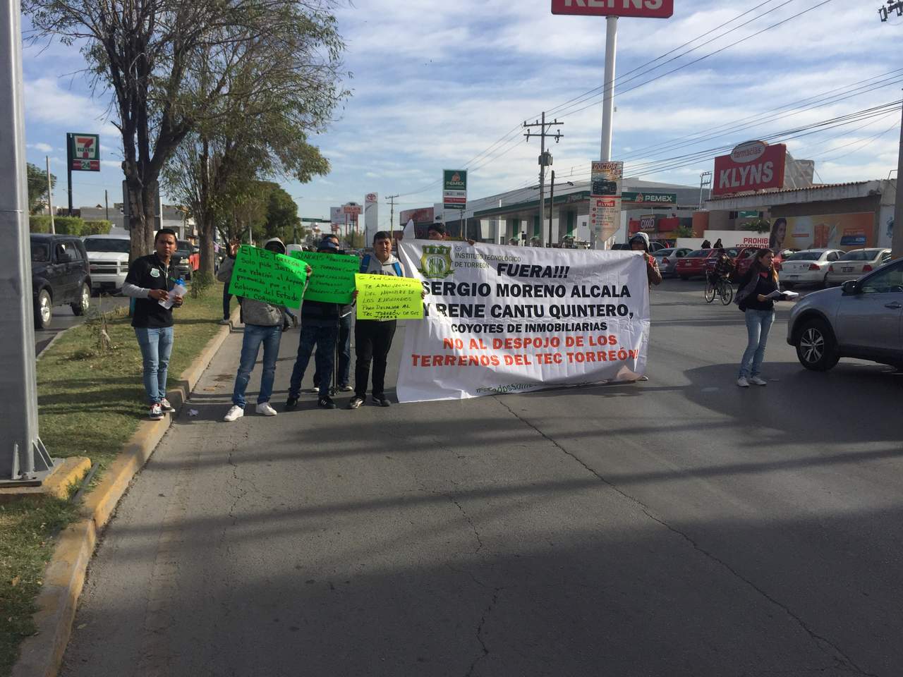 Los alumnos bloquearon el bulevar Independencia de Torreón. (RAMÓN SOTOMAYOR) 