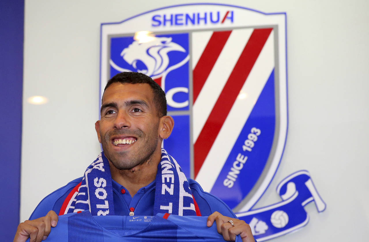 Carlos Tévez ya se puso el uniforme del Shanghai Shenhua. Gastan chinos más de 450 mdd