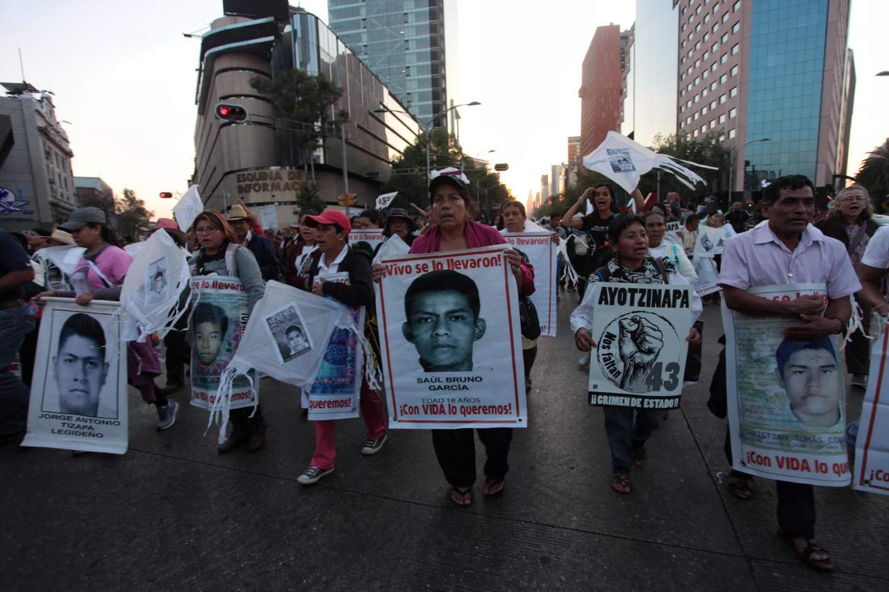 Protesta. Al cumplirse 28 meses de la desaparición de los estudiantes, padres de familia se manifestaron en Ciudad de México.
