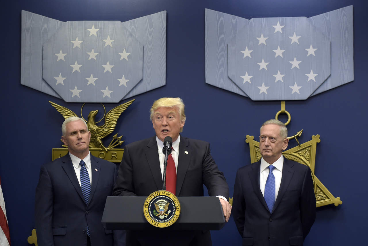 Acompañado por el vicepresidente Mike Pence, Trump dijo que la nueva directiva permitirá asegurar que “no vamos a admitir al país la amenaza misma que nuestros soldados están combatiendo. (AP)