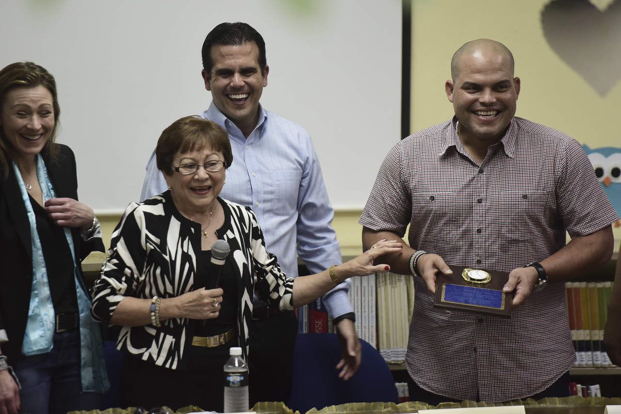 Iván Rodríguez recibe un reconocimiento de la escuela José Gualberto Padilla, donde estudió de niño. (AP)