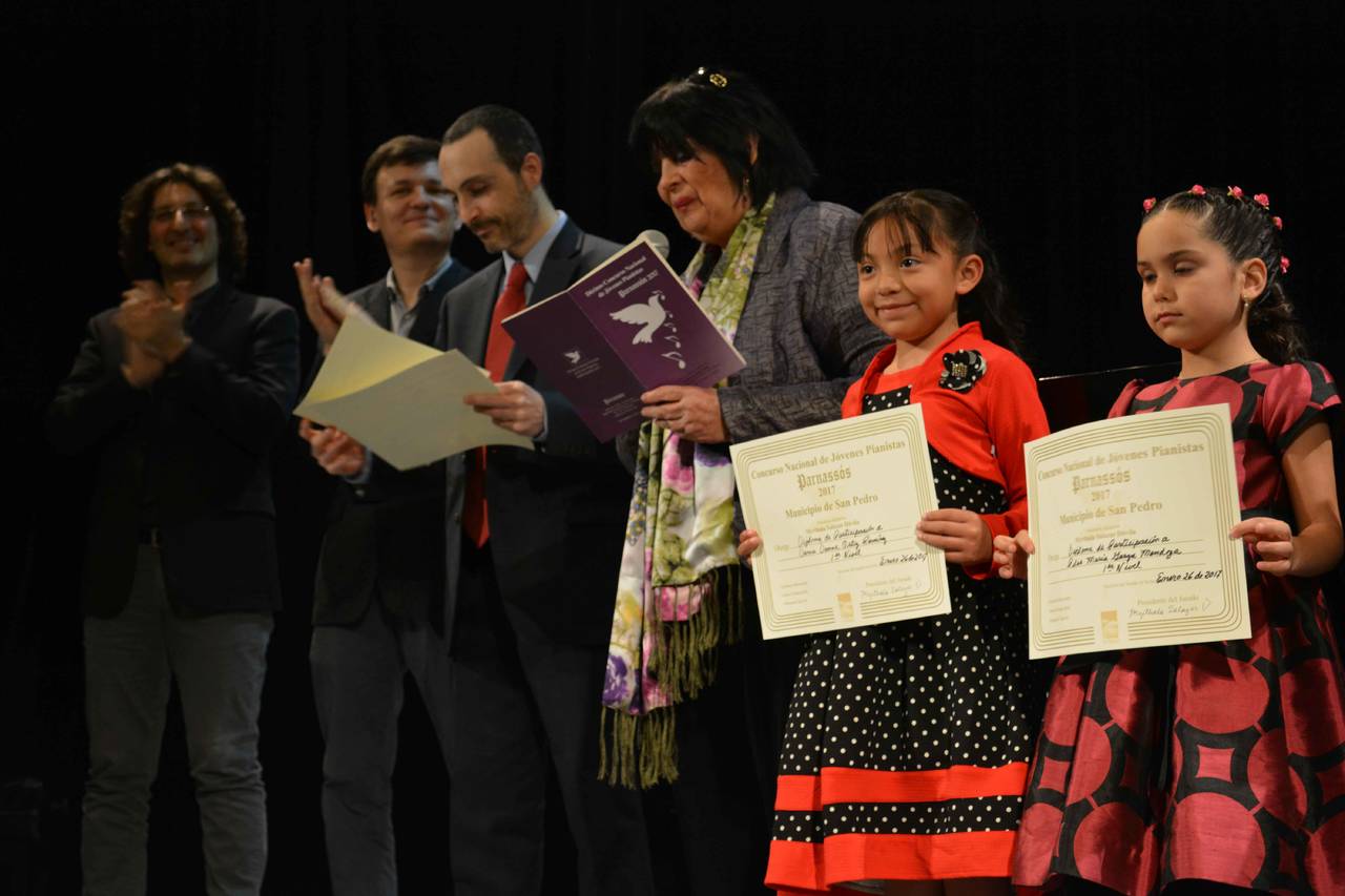 Ganadora. La alumna del CEM Torreón ganó primer lugar en su categoría. (CORTESÍA)
