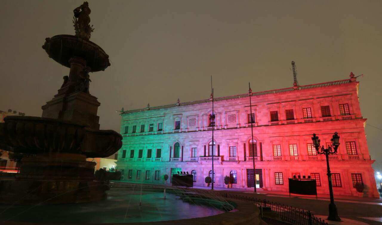 El Palacio de Gobierno de Coahuila luce el color tricolor de la enseña nacional, emblema del patriotismo, el amor a la Patria. (TWITTER) 