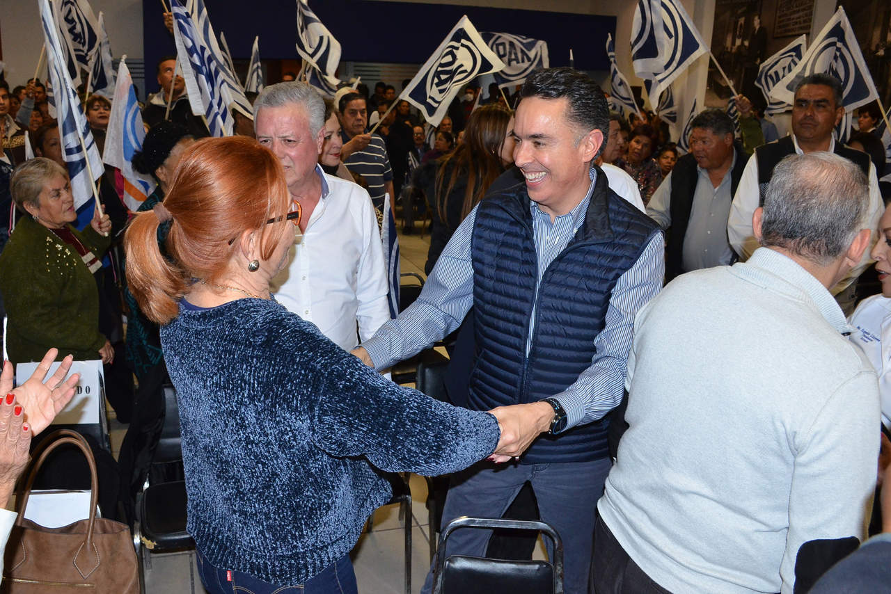 En ‘su casa’. Guillermo Anaya, precandidato del PAN a la gubernatura de Coahuila, se reunió ayer con simpatizantes. (FERNANDO COMPEÁN)