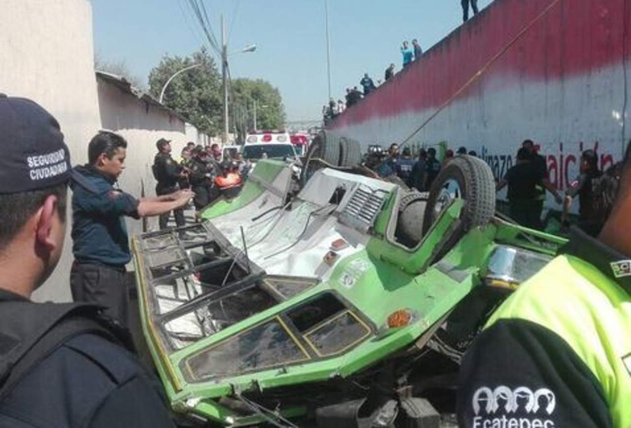 El conductor perdió el control de la unidad y cayó del puente vehicular de una altura de cinco metros. (ESPECIAL)