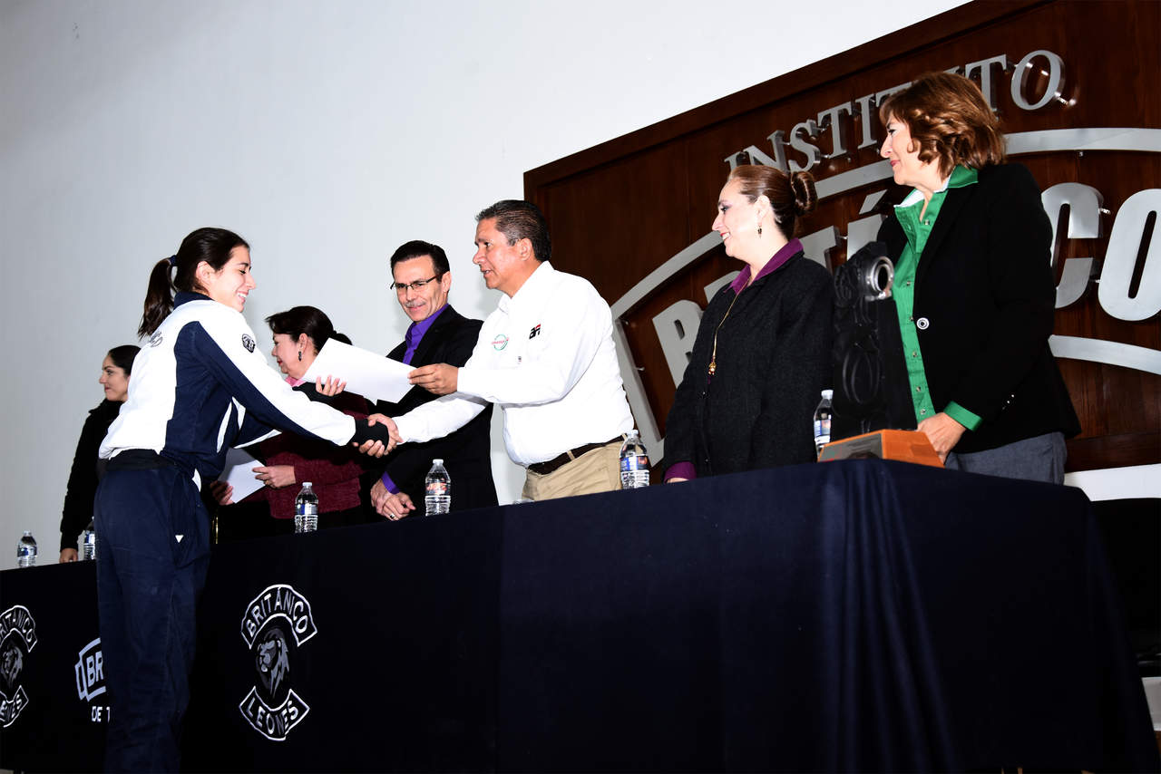 Alumnos del Británico reciben reconocimiento de directivos.
