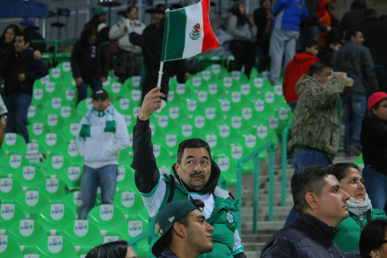 Algunos aficionados llevaron sus banderas tricolores ayer al estadio.  (Jesús Galindo)