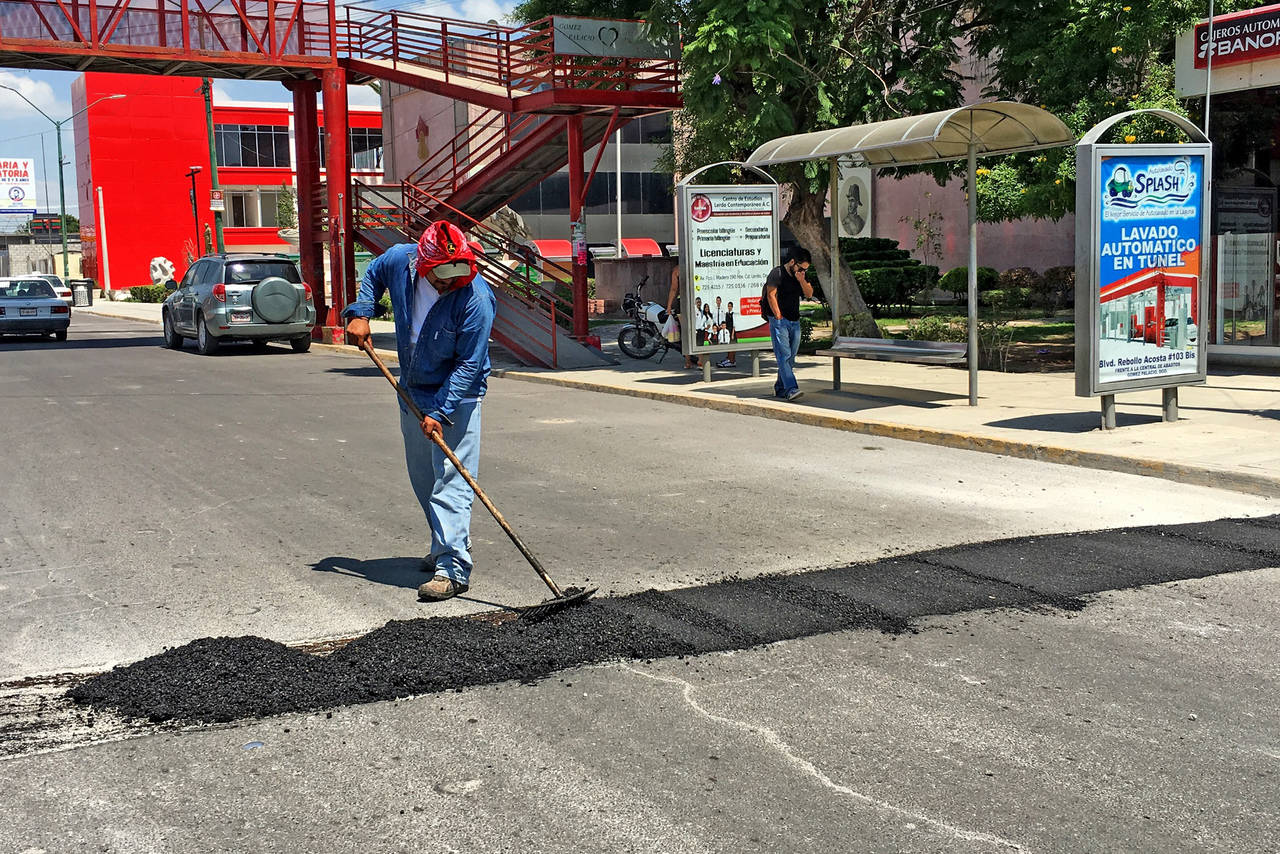 Bacheo. Avanzan los trabajos de mejoramiento de calles en la zona Centro de Gómez Palacio.