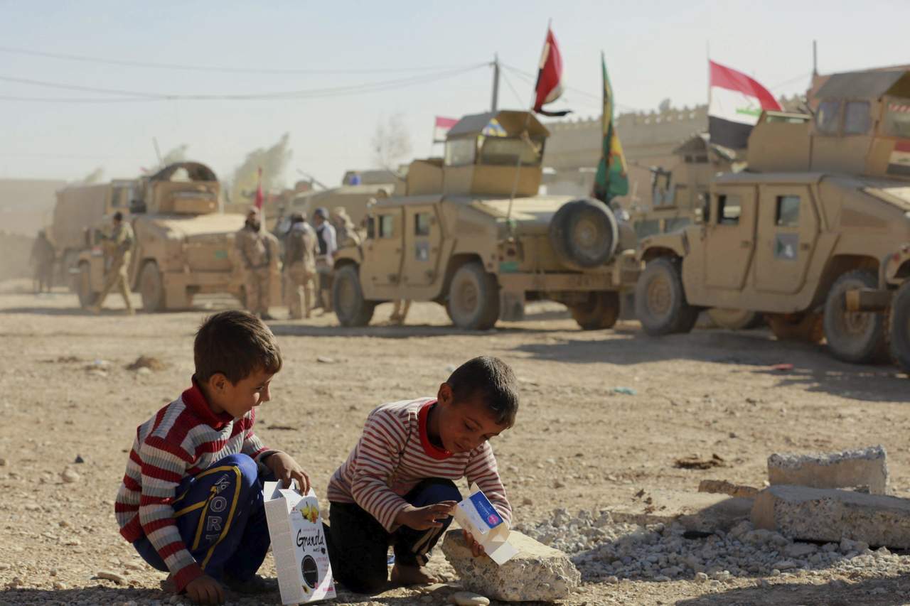 Unos 750 mil civiles, 350 mil de ellos niños y niñas, están dentro de zonas controladas por el EI en el occidente de Mosul. (ARCHIVO)
