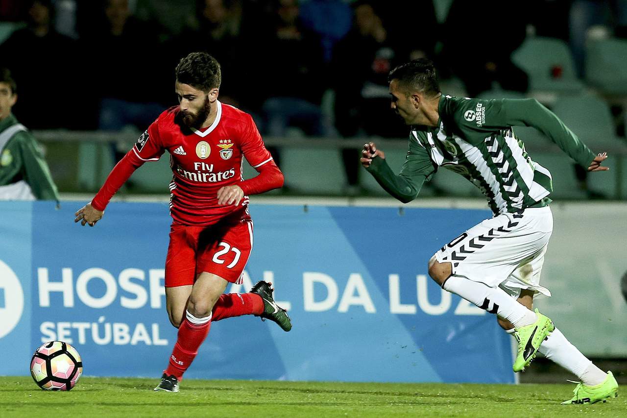 Benfica cayó ayer con Vitória Setubal y ya sólo tiene un punto de ventaja en el liderato de la Liga de Portugal. (EFE)
