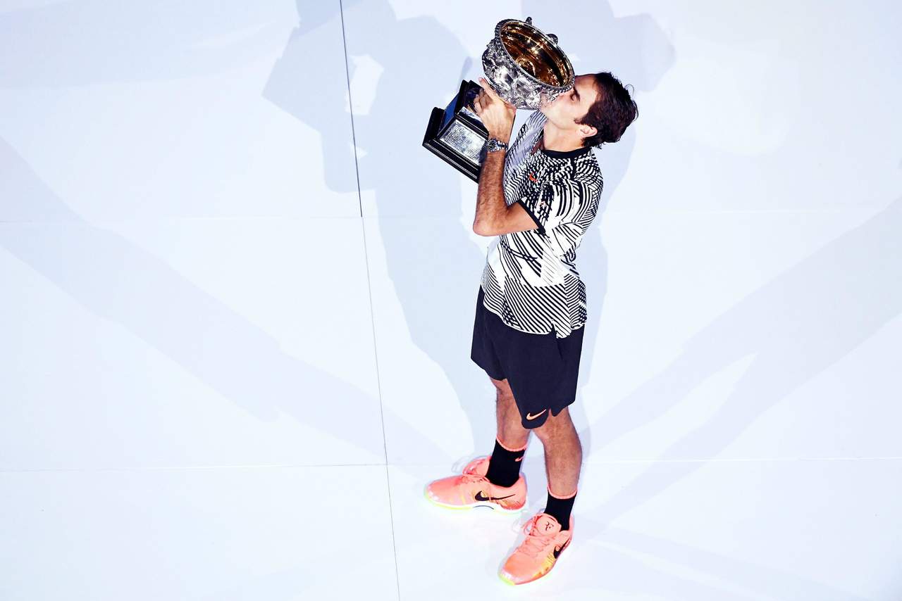 Tras ganar el Abierto de Australia, Roger Federer subió del lugar 17 al 10 en el ránking de la ATP. (EFE)