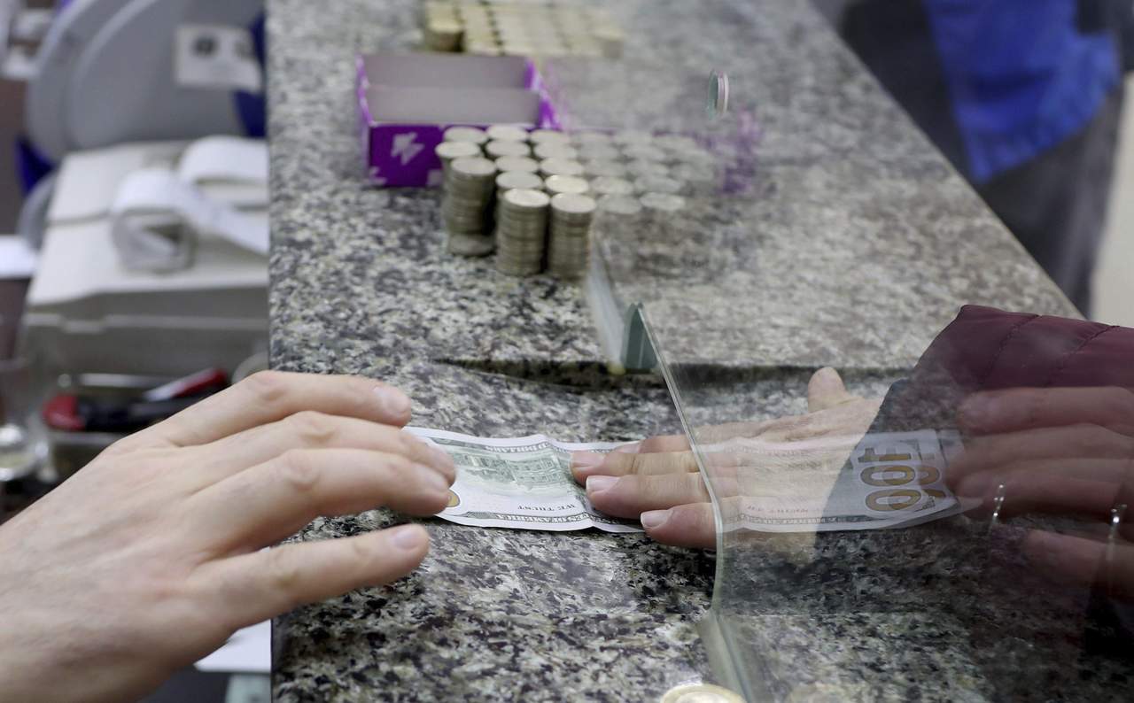 El Banco de México (Banxico) fija en 20.7588 pesos el tipo de cambio para solventar obligaciones denominadas en moneda extranjera pagaderas en el país. (ARCHIVO)