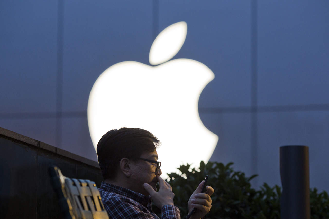 Las ventas del iPhone, la principal fuente de negocio de Apple, propulsaron el histórico crecimiento de las ventas. (ARCHIVO)