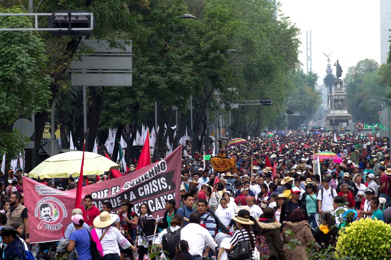 Megamarcha. Miembros del Frente Campesino marchan en las calles de la capital rumbo al Monumento a la Revolución.