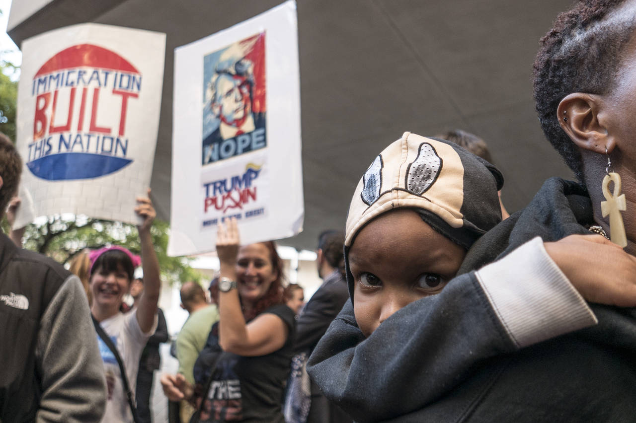Mirada. Una pequeña afroamericana observa a la cámara en una protesta contra las políticas de migración del Presidente Donald Trump. 