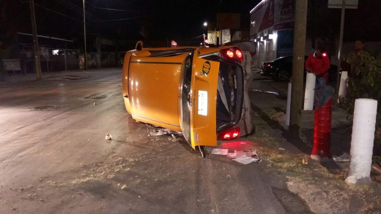 Las unidades involucradas fueron el taxi Dodge Atos, color amarillo de la base Hipermart, el cual era tripulado por Gerardo Hernández Basurto, quien resultó lesionado. (EL SIGLO DE TORREÓN)
