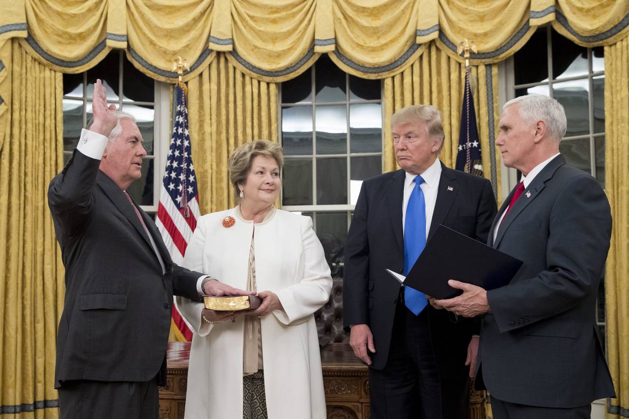 Asume cargo. Donald J. Trump (2 der.) asiste a la toma de juramento Rex Tillerson (izq.) como secretario de Estado.