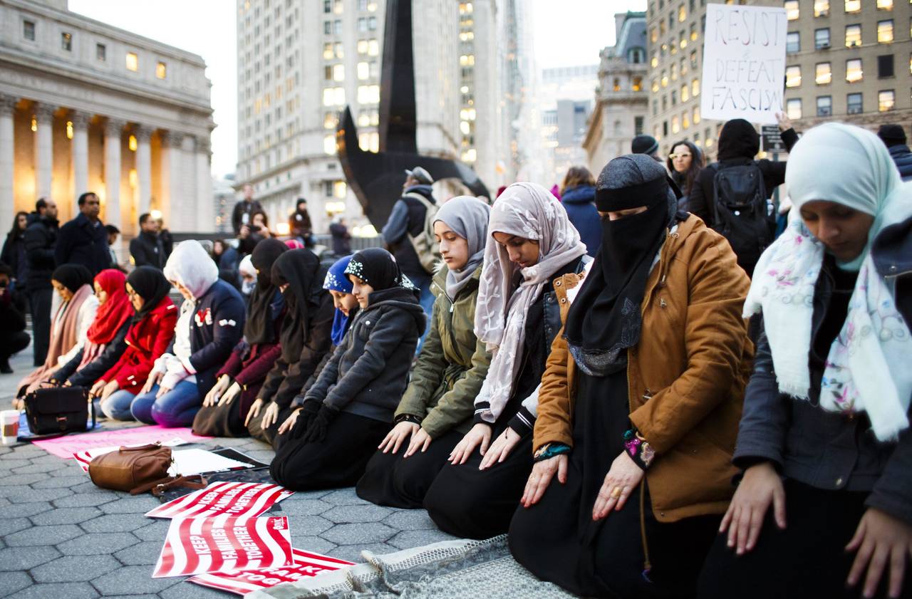 Unidos.  Un grupo de mujeres se reunió en Nueva York para protestar contra la nueva prohibición de EU a los musulmanes de ciertos países, que implementó Trump mediante una orden ejecutiva.