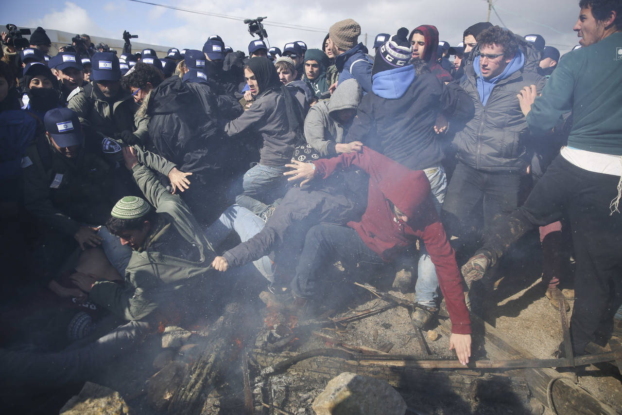 Resistencia. Cientos de israelíes llegaron al asentamiento para oponer resistencia a la evacuación.