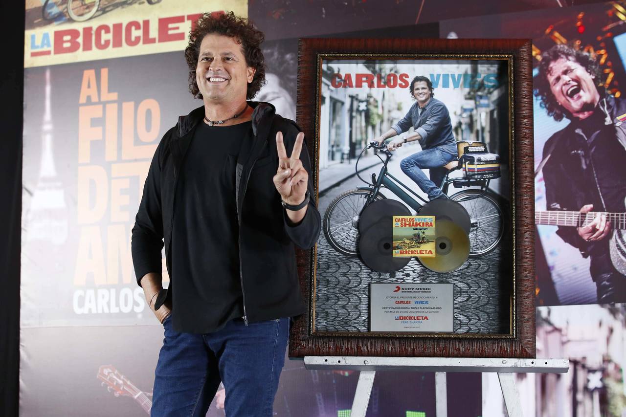 Éxito.  El cantante colombiano recibió doble Disco de Platino y uno de Oro por las altas ventas que registra su producción La bicicleta. (EL UNIVERSAL)
