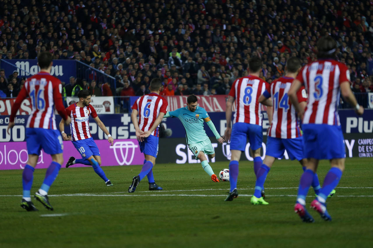 El astro argentino Lionel Messi anotó en un disparo de fuera del área el segundo gol del Barcelona en la victoria 2-1 sobre Atlético de Madrid. (AP)