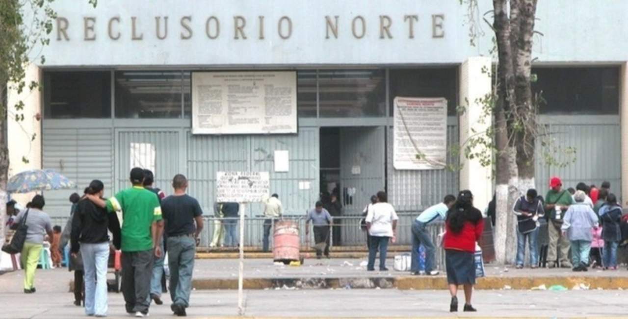 Una televisora proyectó imágenes de una red de extorsión telefónica y venta de drogas en el Reclusorio Norte y en algunas de esas grabaciones aparece Oñate Farfán. (TWITTER)
