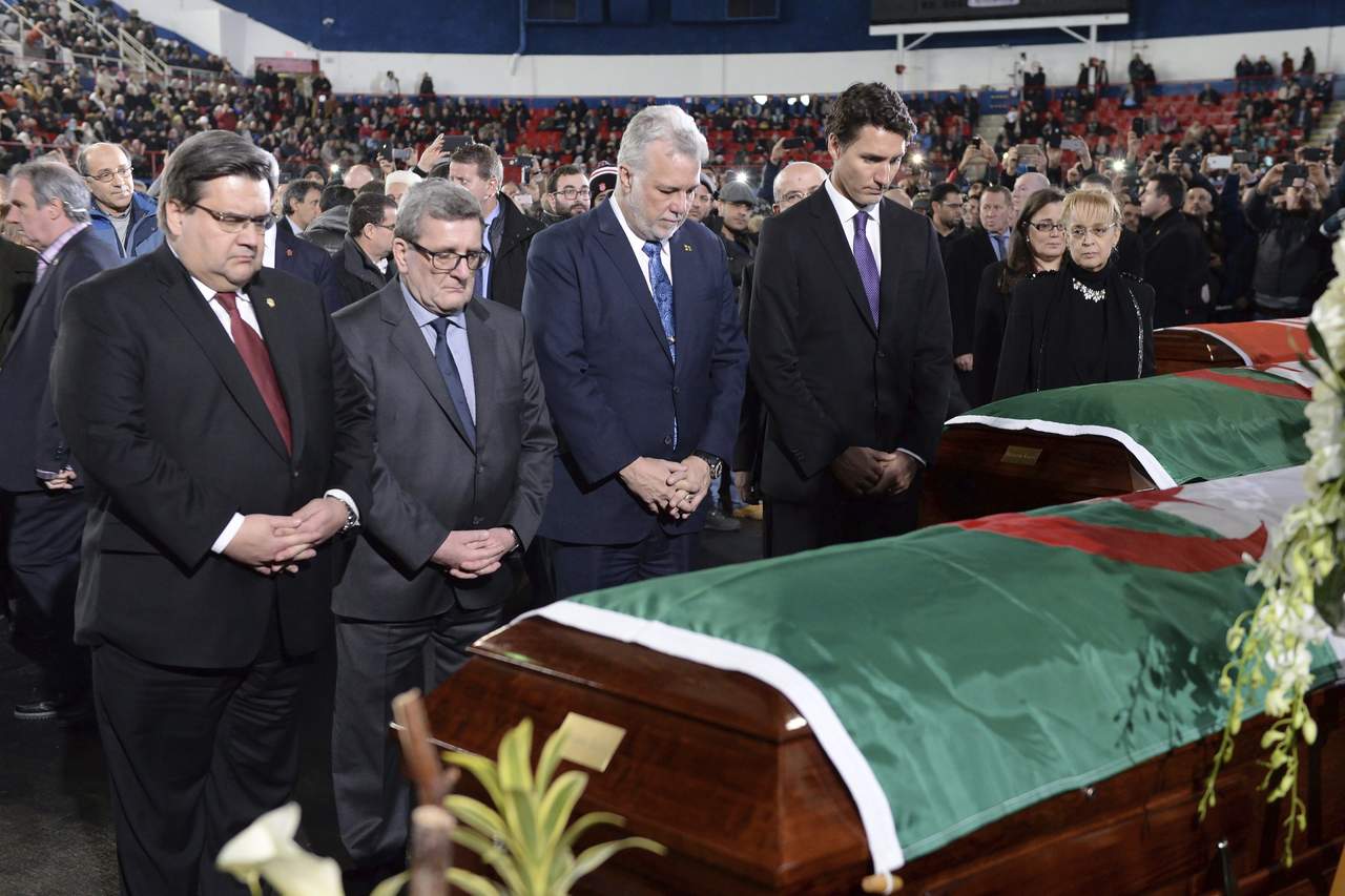 El primer ministro Justin Trudeau, acompañado del gobernador de Quebec, Philippe Couillard, y de los alcaldes de Montreal y Ciudad de Quebec, presidió el funeral público en memoria de tres de las víctimas. (AP)