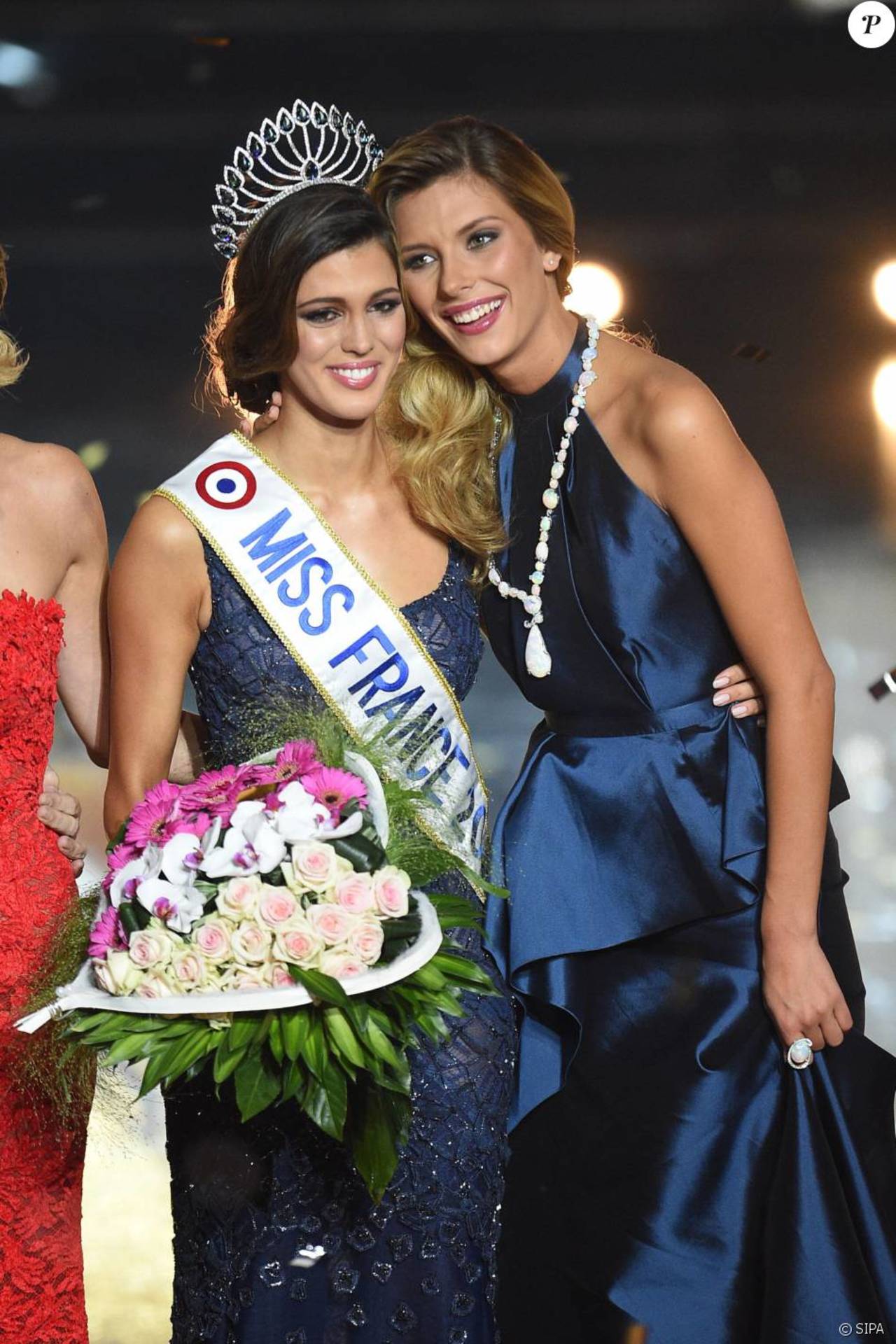 Amigas o pareja. Camille Cerf fue quien coronó a Iris Mittenaere en el certamen de belleza donde se convirtió en Miss Francia. (ARCHIVO)