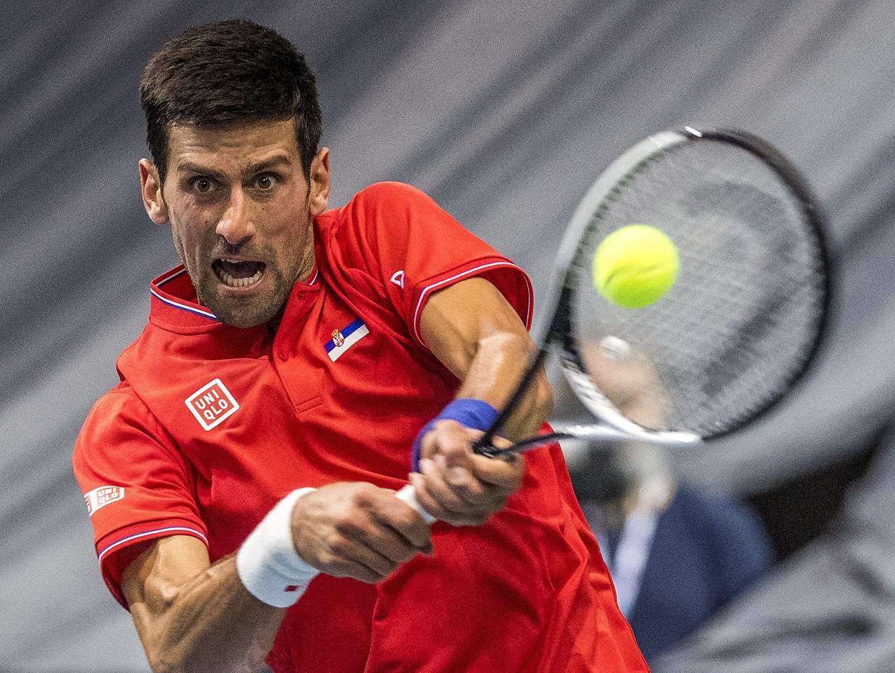 Serbia se situó a un paso de los cuartos de final de la Copa Davis después del triunfo de Novak Djokovic ante Daniil Medvedev, que abandonó el segundo encuentro de la serie cuando perdía por 3-6, 6-4, 6-1 y 1-0. (EFE)