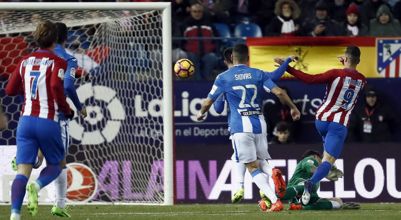 El doblete conseguido por Fernando “Niño” Torres en los minutos 15 y 51 marcó la diferencia en este encuentro que resultó sin muchos apuros para que la escuadra local. (EFE)