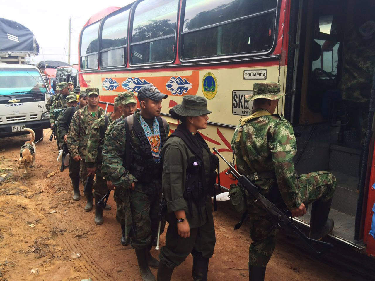 Los rebeldes, del Frente 30 'Rafael Aguilera' con presencia en el suroeste de Colombia, llegaron en lanchas y fueron recibidos por lugareños que se agolparon en el muelle agitando banderas blancas. (ARCHIVO)