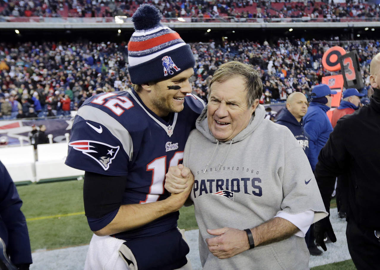 Tom Brady (i) y Bill Belichick jugarán hoy su séptimo Super Bowl  y ambos buscan su quinto anillo jugando para los Patriots. (Archivo)