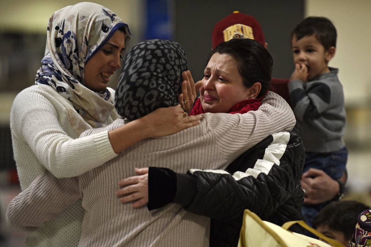 Llegada. Miembros de una familia iraquí  de Woodbridge, Virginia, fue a recibir a la abuela que por fin pudo entrar a EU.