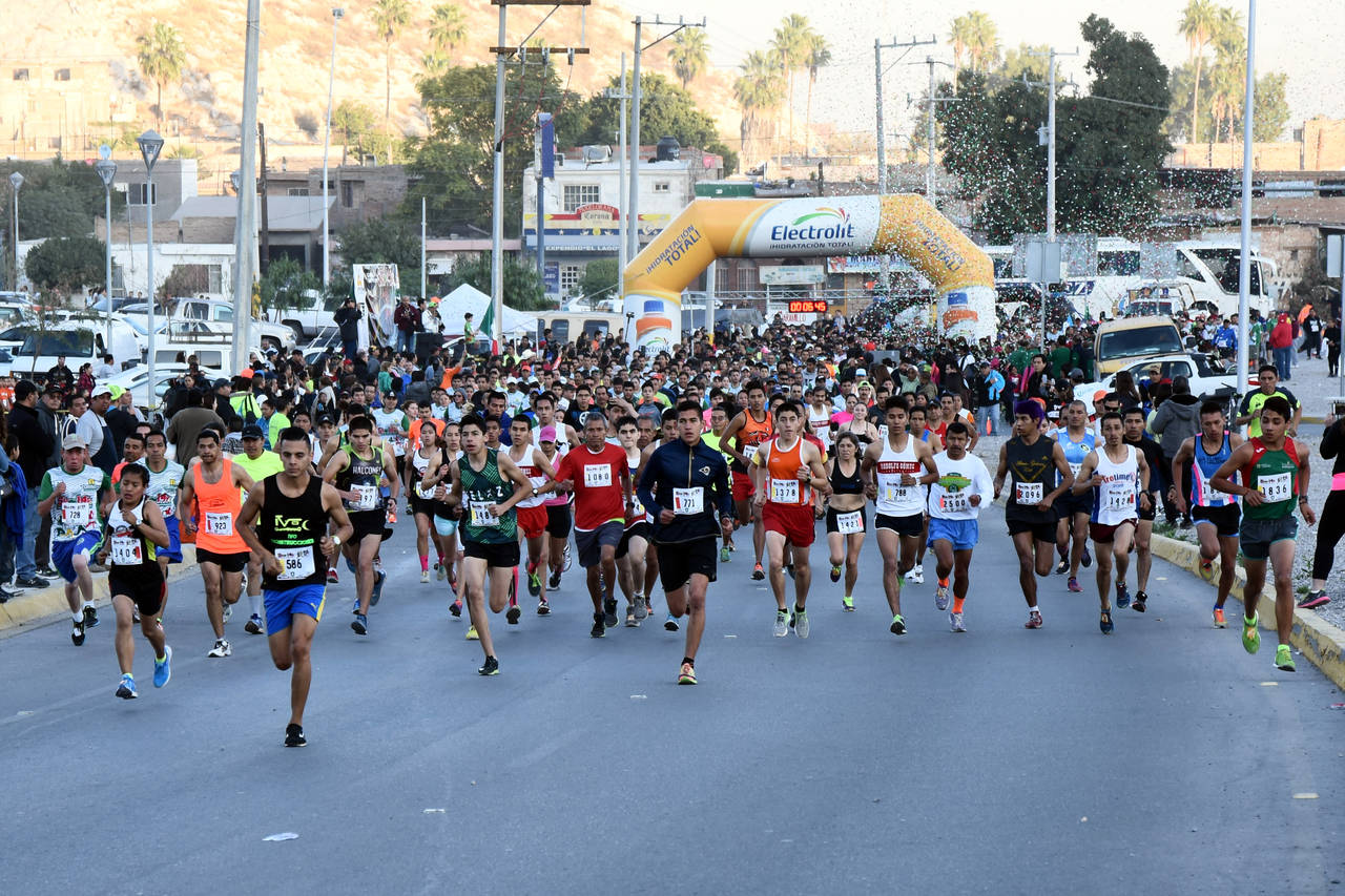 Una gran cantidad de elementos se dieron cita al sur de Torreón, para participar en la Carrera del 5 de Febrero, en la que más de 700 atletas participaron en la 14 K, mientras que el resto en la 5 K e infantiles. (Foto Jesús Galindo)