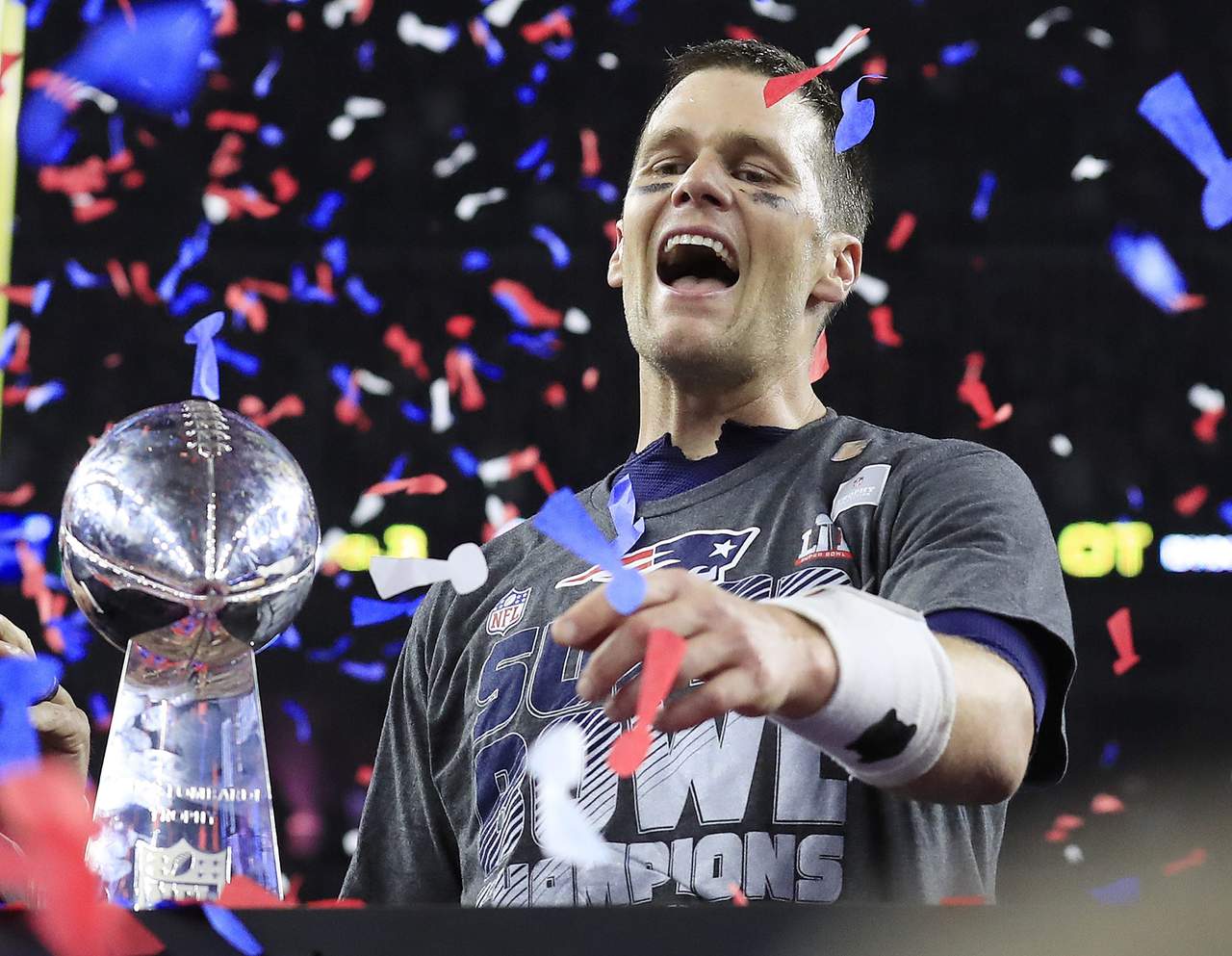 El mariscal de campo de Patriots de Nueva Inglaterra, Tom Brady, fue elegido como el Jugador Más Valioso del Súper Tazón LI, luego de ganar su quinto trofeo Vince Lombardi al vencer 34-28 a Halcones de Atlanta. (AP)