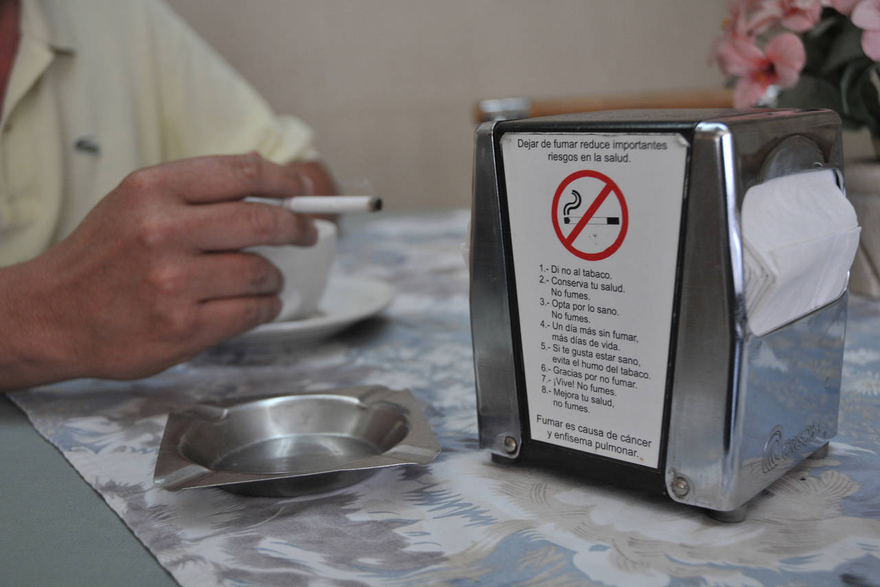 Salud. En Torreón, se ha sancionado a 12 establecimientos por violaciones a la Ley para la Protección de los No Fumadores. (ARCHIVO)