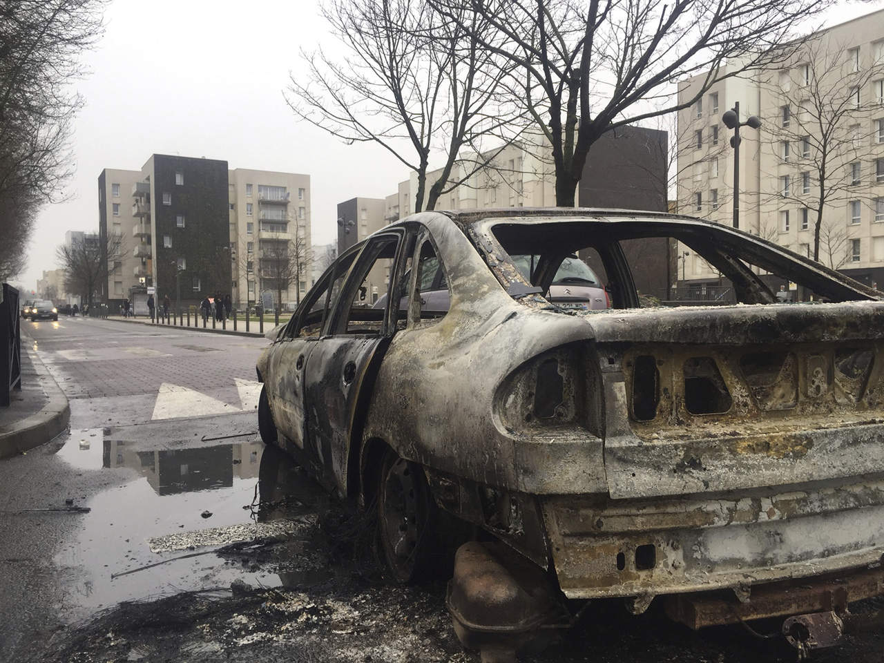 Varios autos fueron incendiados y ardieron durante la noche, mientras los bomberos trataban de limitar los daños. (AP)