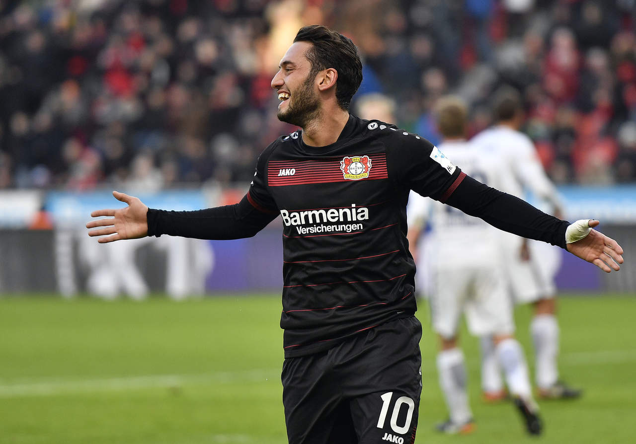 Hakan Calhanoglu está suspendido cuatro meses, tiempo en el que no recibirá salario. (Archivo)