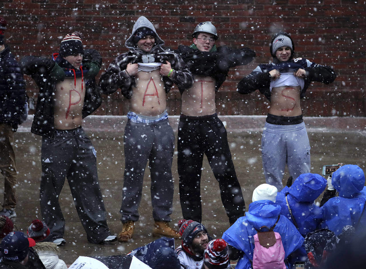 Sin importar el frío, aficionados de los Patriots muestran el nombre del equipo campeón de la temporada. (AP)